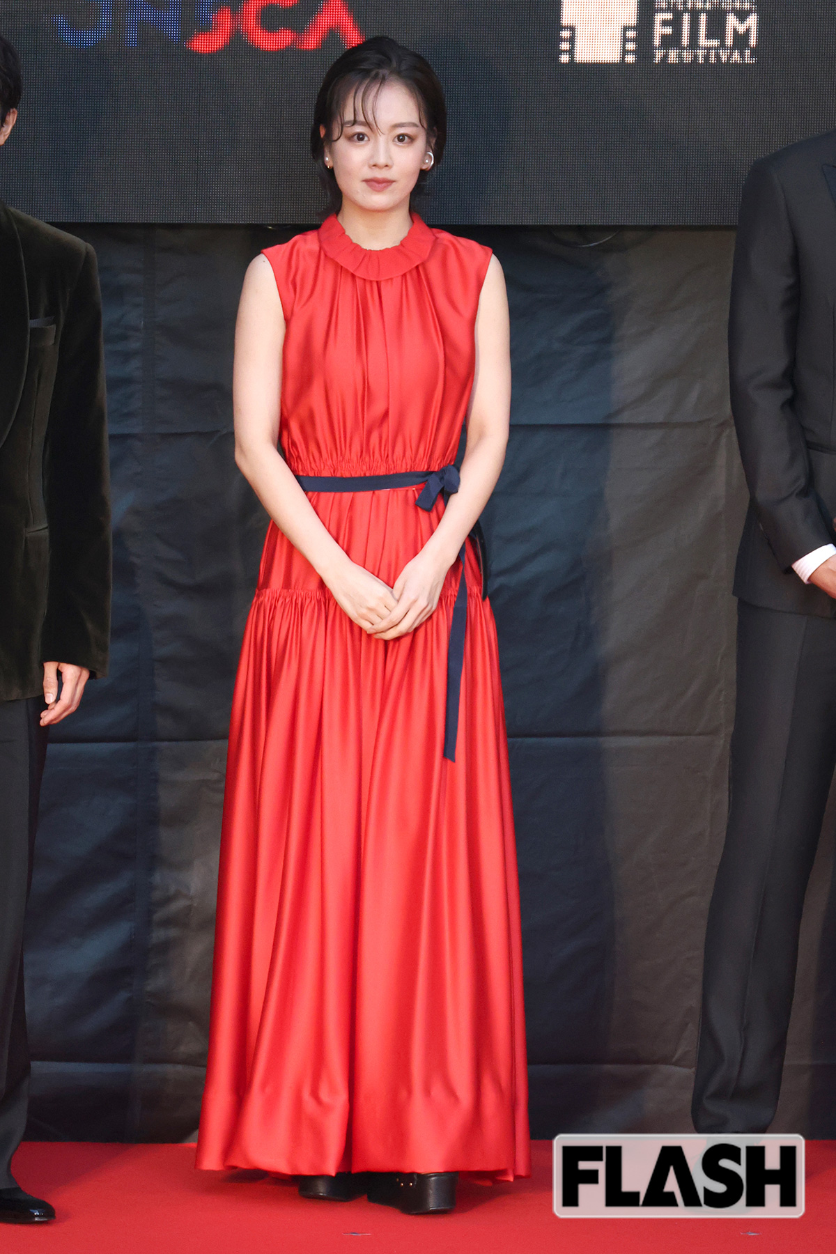 緊張した様子で初々しい伊原六花