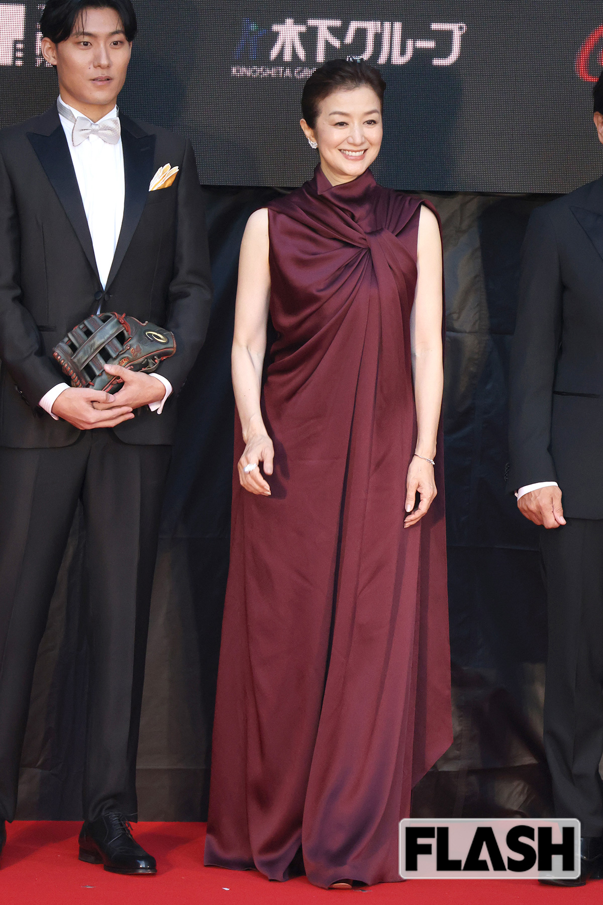 シックなドレスでさすがの着こなしを見せる鈴木京香