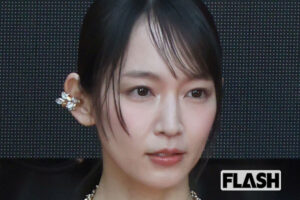 吉岡里帆の大胆デコルテ“漆黒ドレス”にファンも「ヒヤヒヤ」満島ひかり、鈴…