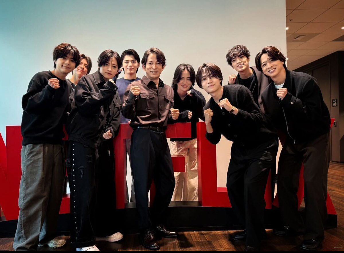 岡田准一のXより。Netflixのオブジェの前で写真が撮られた