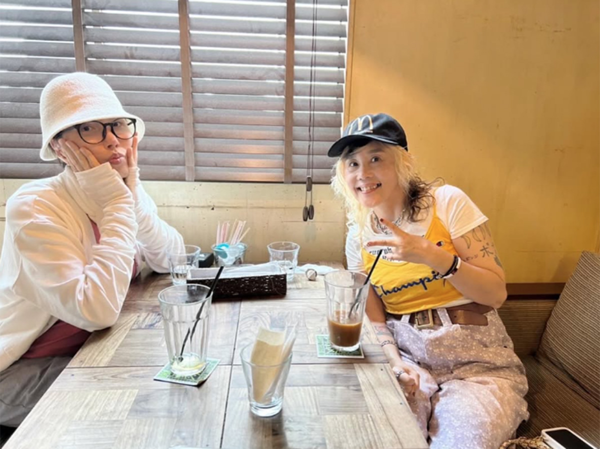 野沢直子のInstagramより。左腕には「ボブ」というタトゥーの横に小さく「スポンジ」と入っている様子がうかがえる