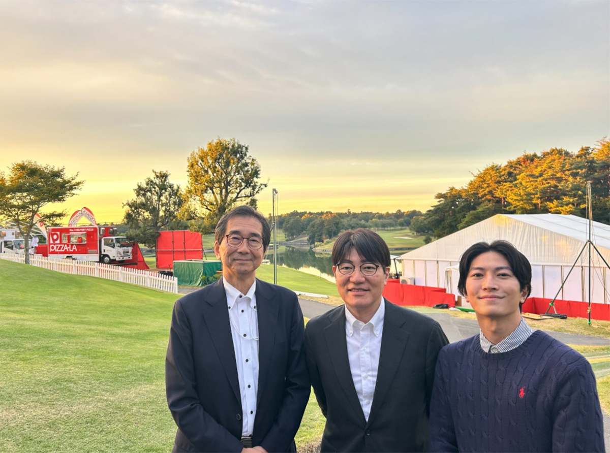 伊藤遼アナのX「@ryoito04ntvkon」より。中央にいるのが菅谷アナだ。この「フォーティネットプレーヤーズカップゴルフ」実況が、アナウンサーとしての最後の仕事となった