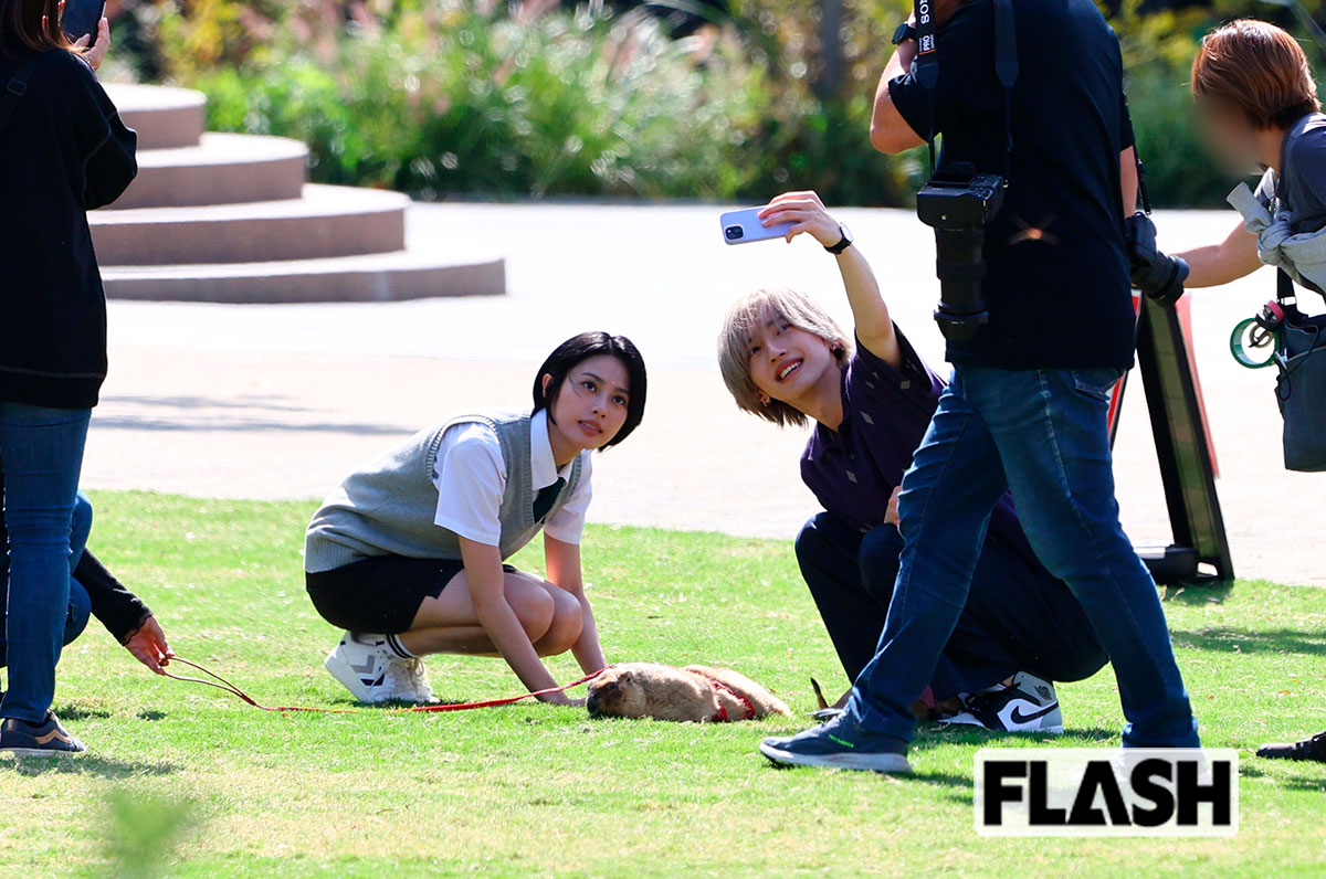 2025年10月、都内で映画の撮影をしていた女優の安斉星来（左）と7人組アイドルグループ・なにわ男子の道枝駿佑