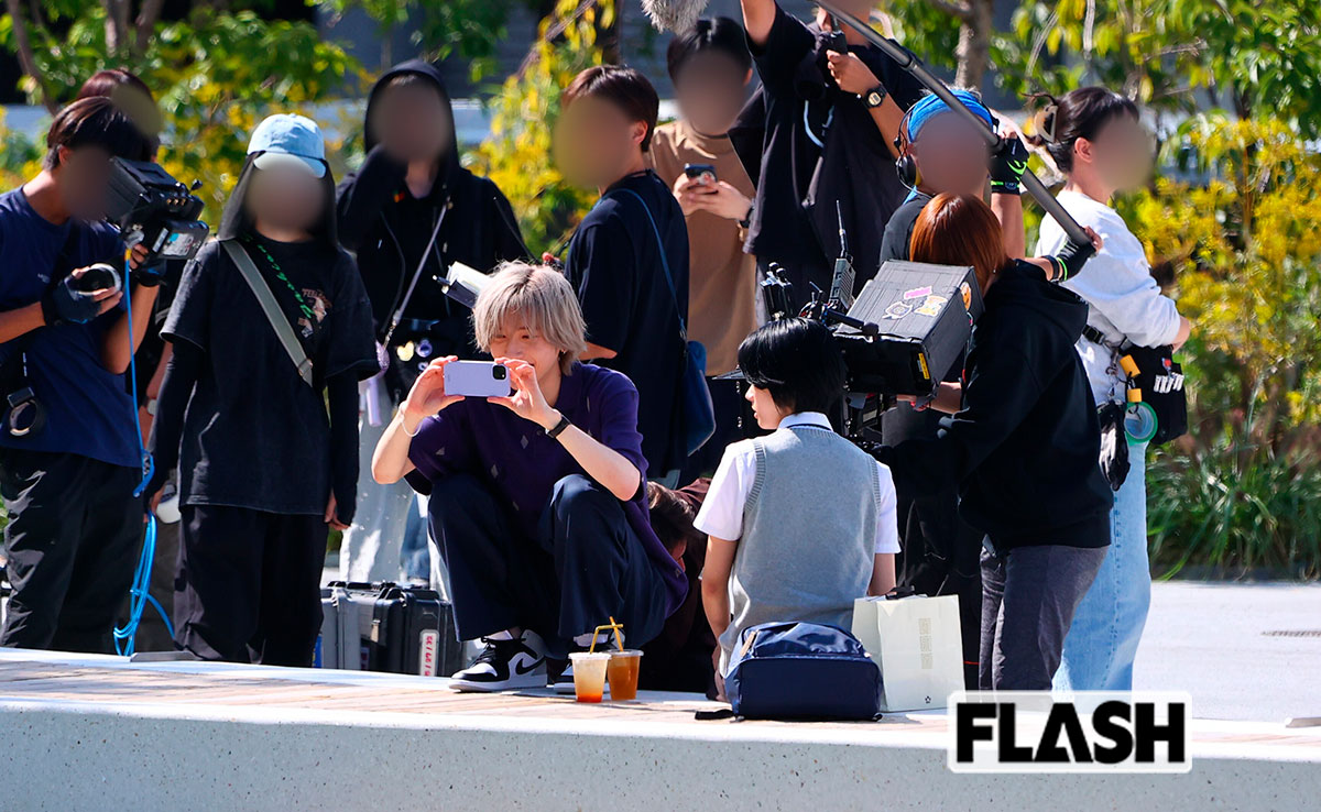 2025年10月、都内で映画の撮影をしていた7人組アイドルグループ・なにわ男子の道枝駿佑（左）と女優の安斉星来。道枝はドリンクの差し入れをしていた