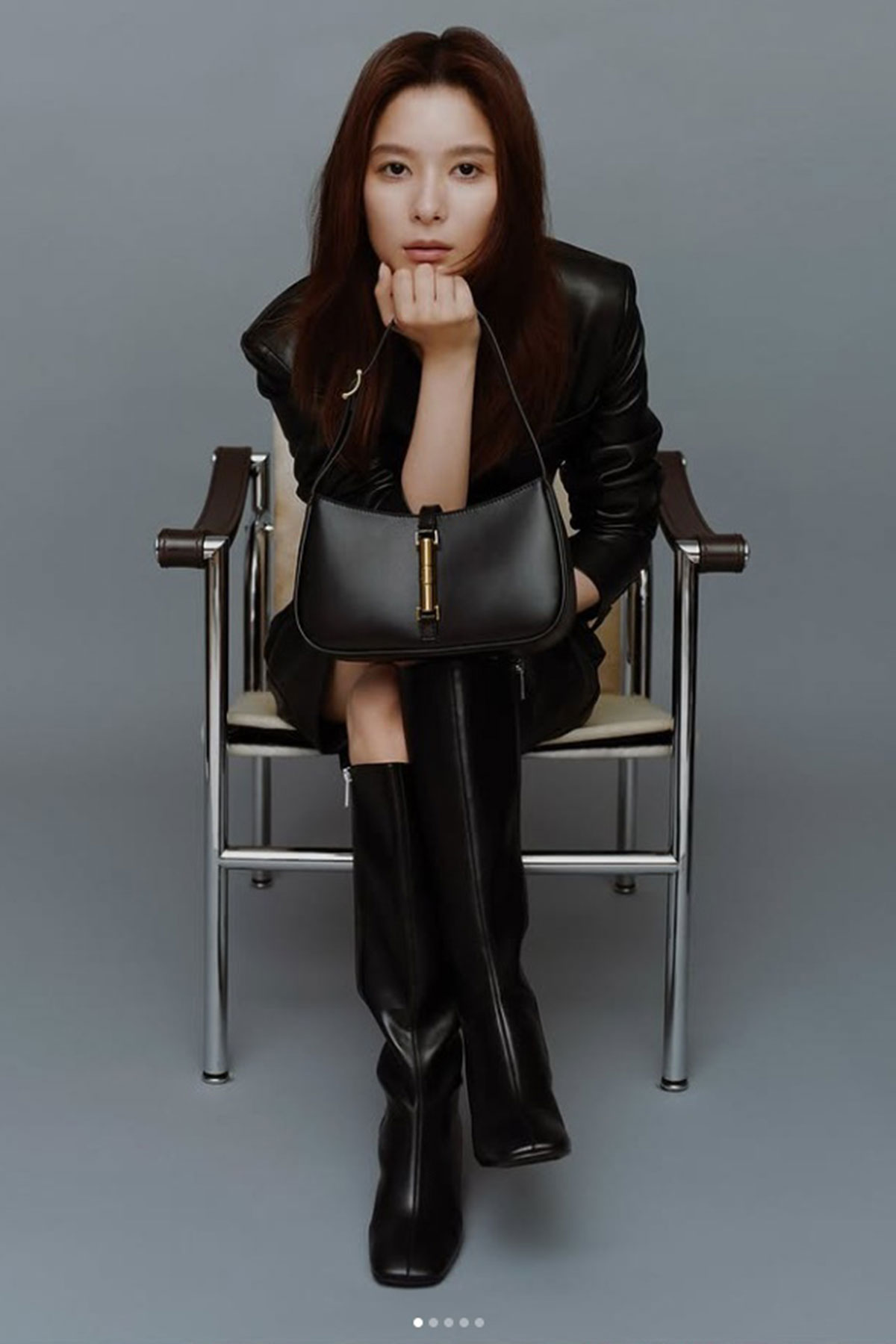 モードでクワイエットな雰囲気を醸しだす芳根京子（写真「ELLE Japan」公式Instagramより）