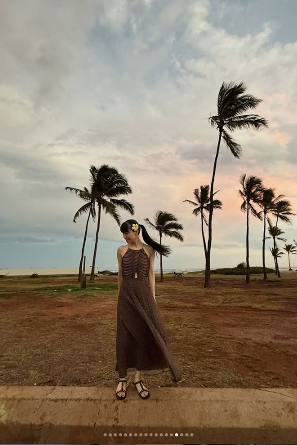 西脇綾香がハワイで披露した花の髪飾り。左につけた場合、既婚者を意味するケースがあるという（写真・本人Instagramより）