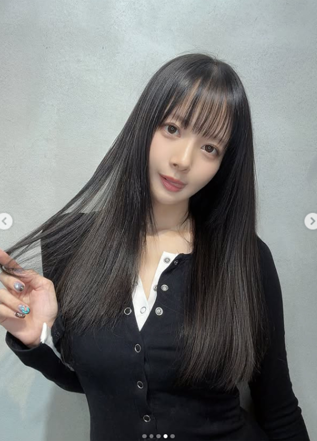 岡田紗佳のInstagramより。この黒髪ロングは期間限定だという