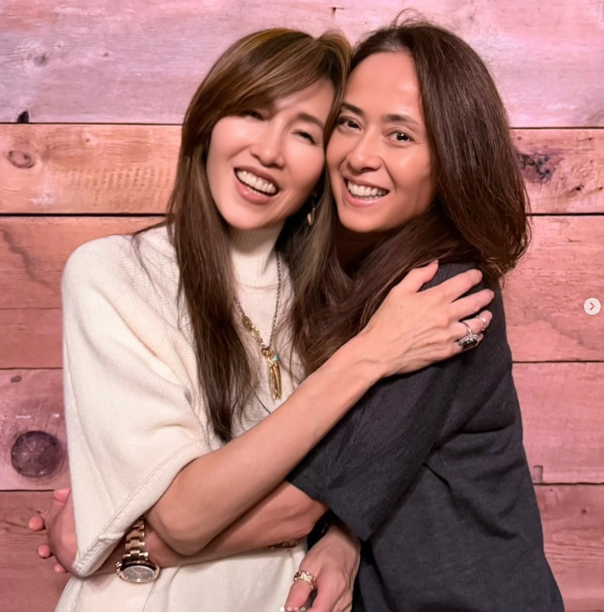 工藤静香と抱き合う後藤久美子。ファンからは多くの称賛の声が寄せられた（写真・工藤静香のInstagramより）