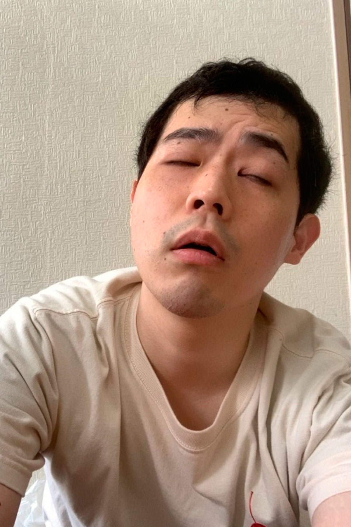 話すことのできないクロちゃんと必死にコミュニケーションをとった視覚障害を持つ漫談家・濱田祐太郎（写真・本人Instagramより）