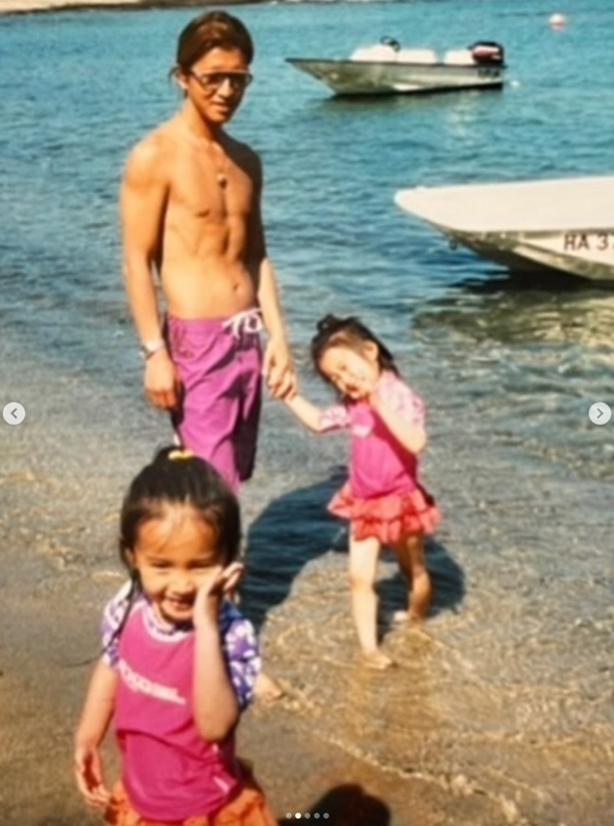 Koki,が投稿した幼少期にビーチで遊ぶキムタクの娘たちの写真（写真・Koki,のInstagramより）