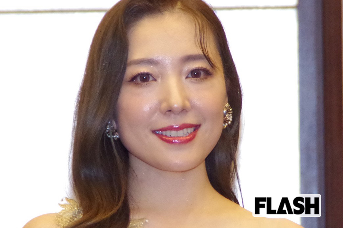 平原綾香、玉置浩二と「ギュッとハグ」密着ショット披露…亡き父めぐる幼少期…