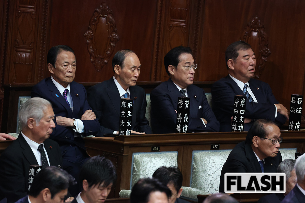 2025年11月4日、衆院本会議に出席した元首相ら（写真・長谷川 新）