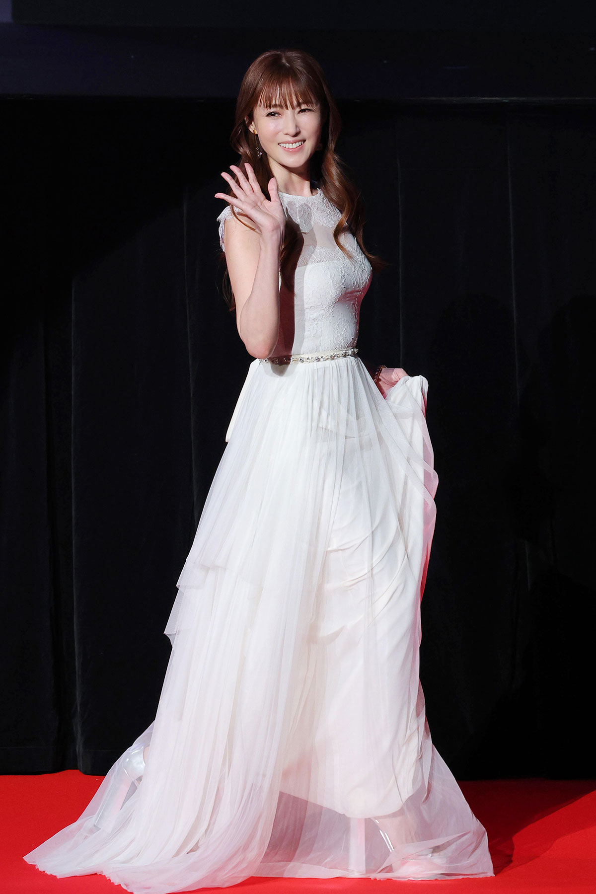 40代部門　5位・深田恭子（バストサイズ86）2025年8月には、5年ぶり22冊めの写真集を刊行。水着でサーフィンする姿が話題になった