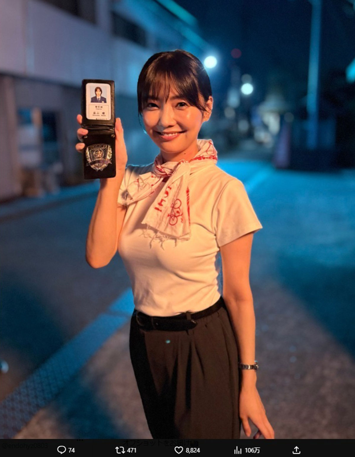 警察手帳をかかげる倉科カナ。警察ドラマ『コーチ』で熱演している（写真・ドラマ公式Xより）