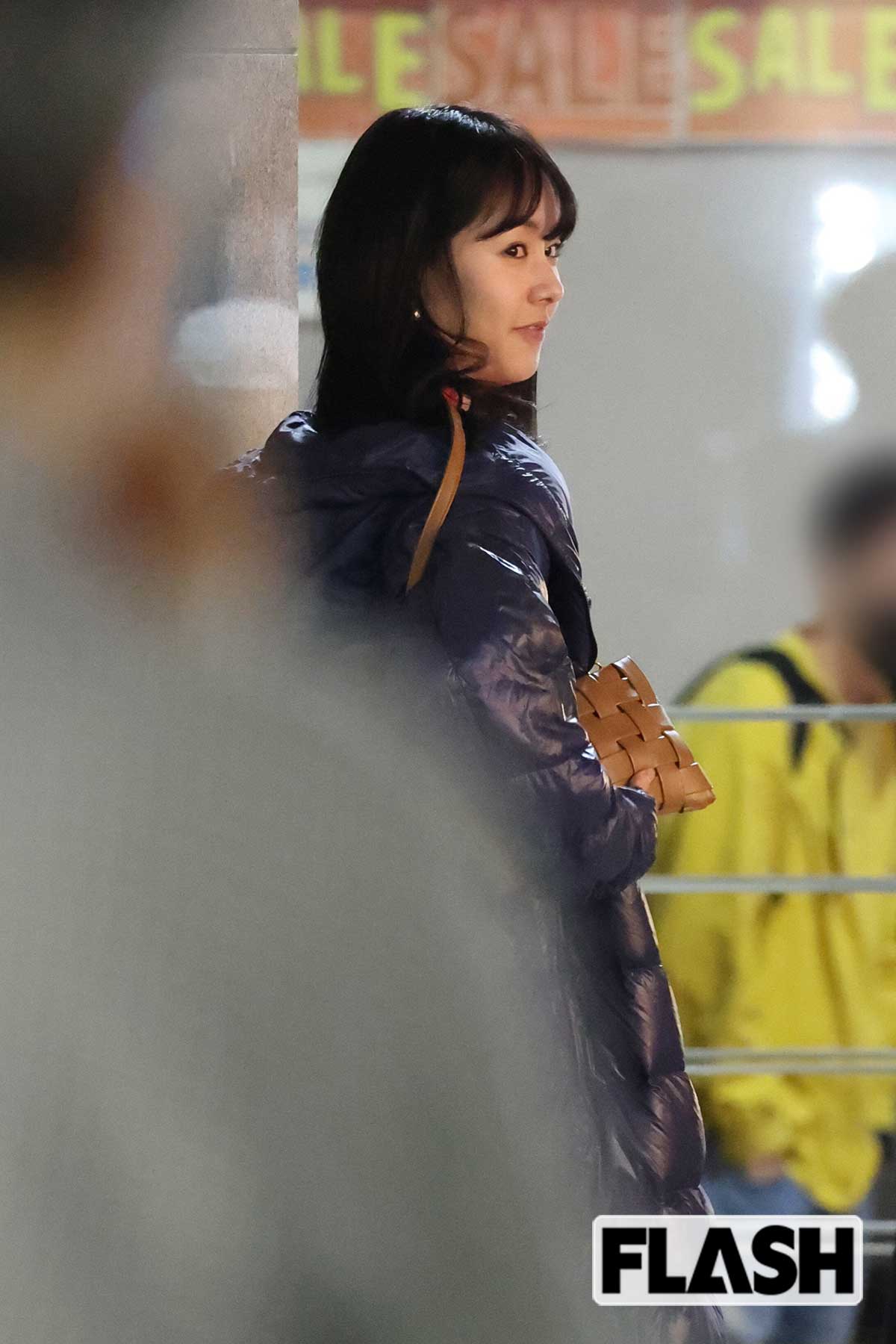 黒髪をなびかせ、大人っぽい雰囲気を醸しだす唐田えりか