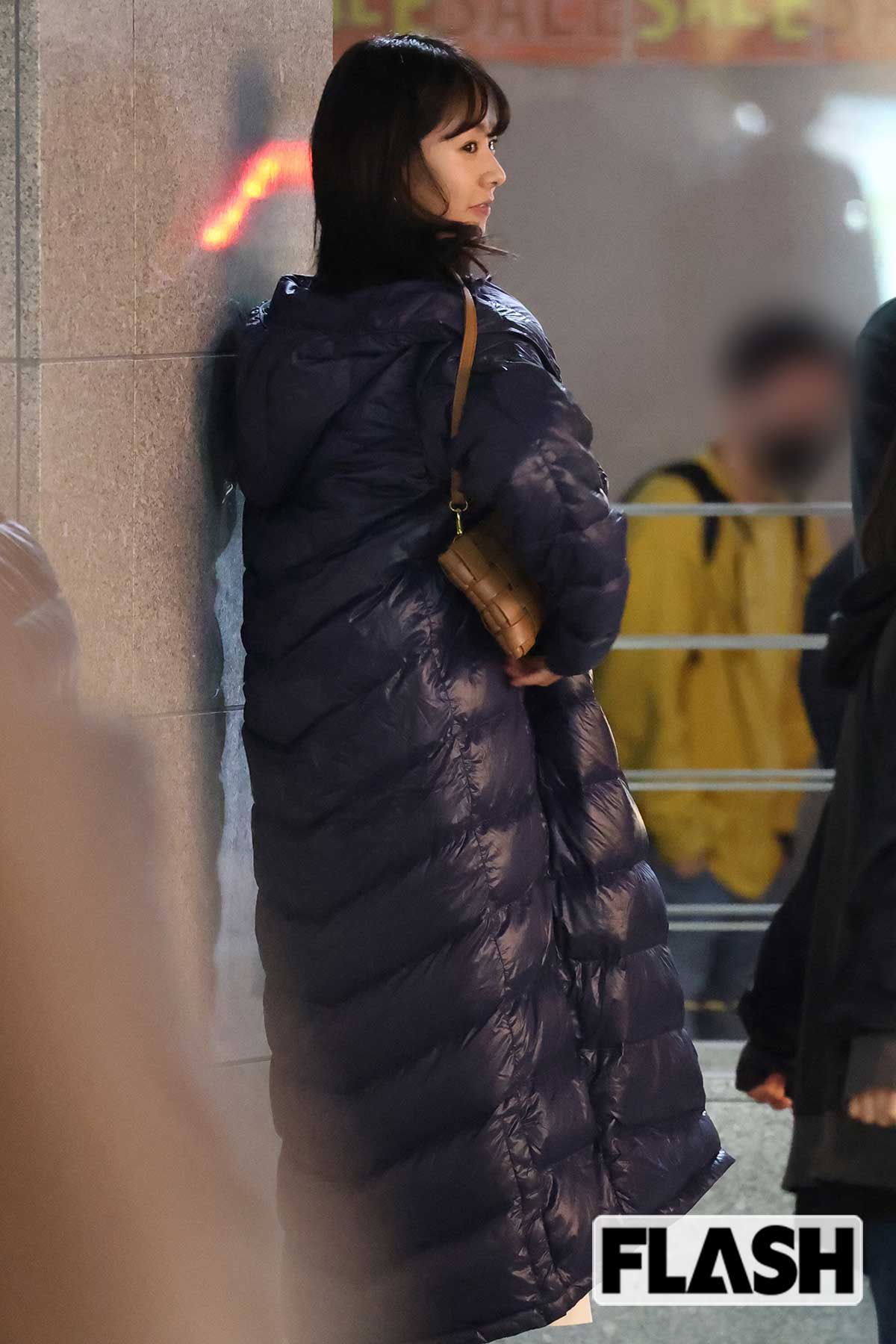 ダウンのロングコートを着こんだ唐田えりか