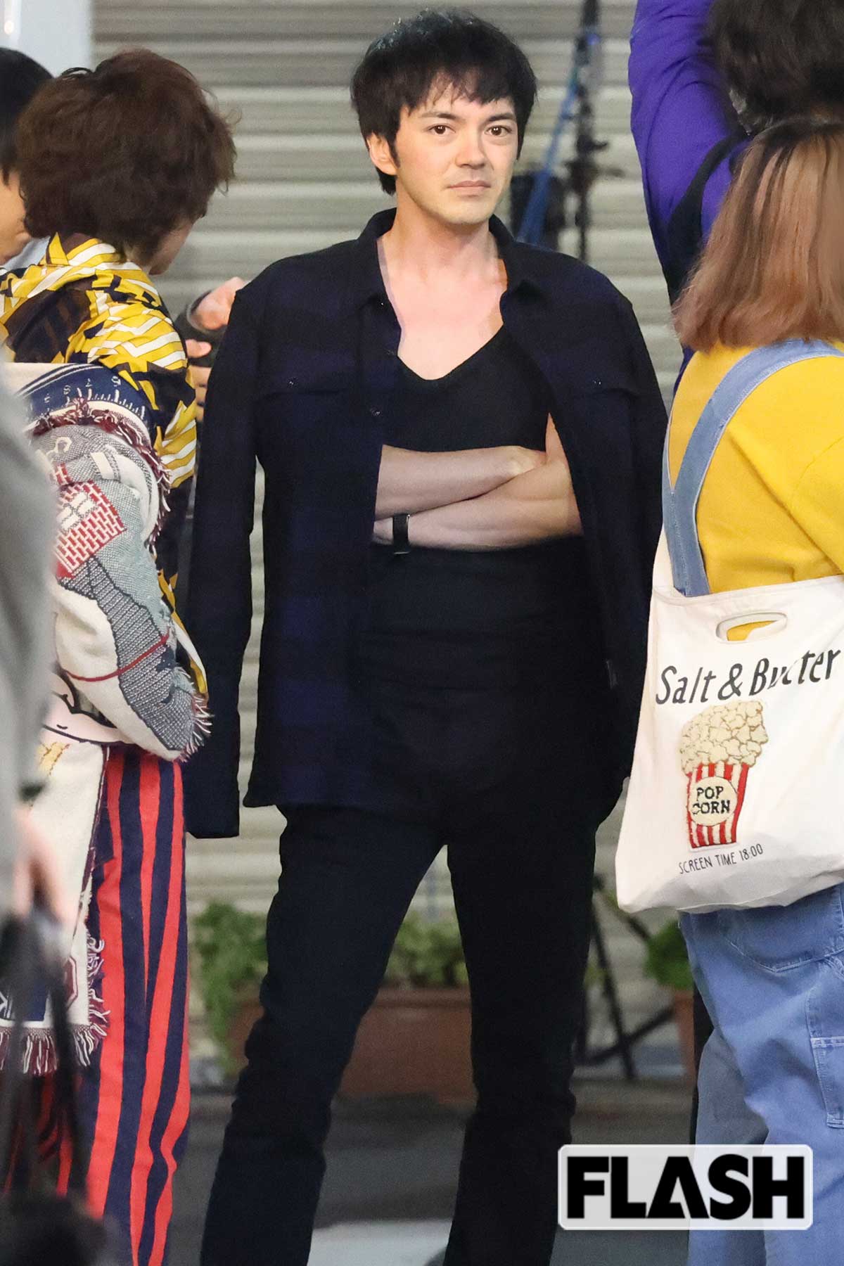 シャツを羽織り、腕組みをする林遣都