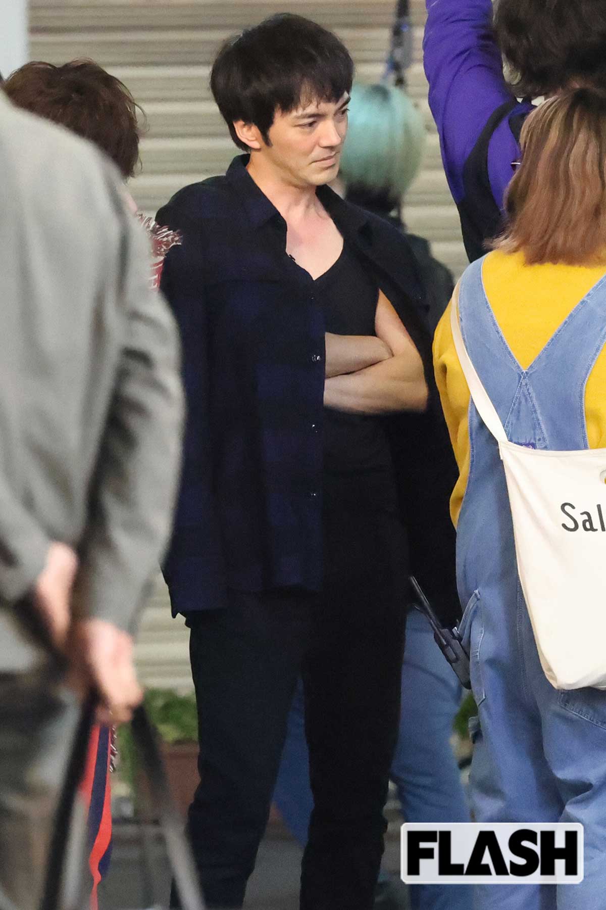 険しい顔をする林遣都