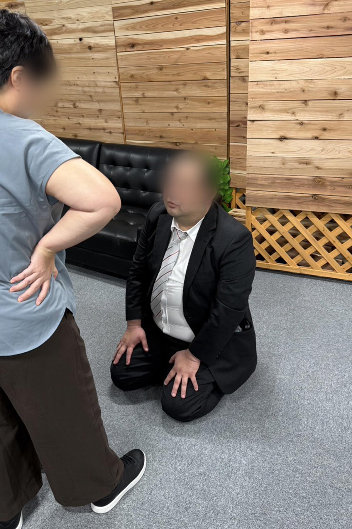 Aさんに土下座をするX。謝罪はしたものの、返済はまったくできていないという