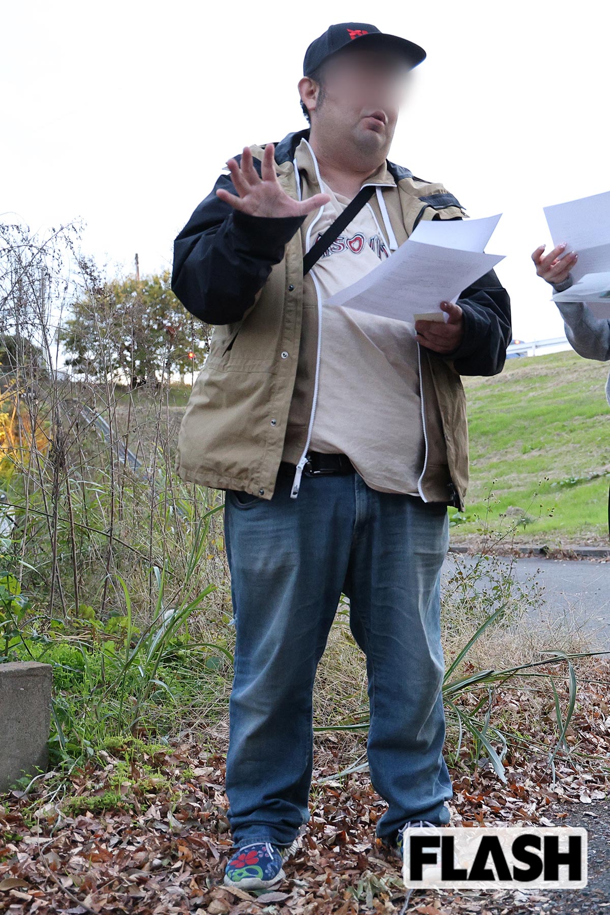 本誌の直撃に応じるX。あっさりと詐欺行為を認めた（写真・吉田 豊）