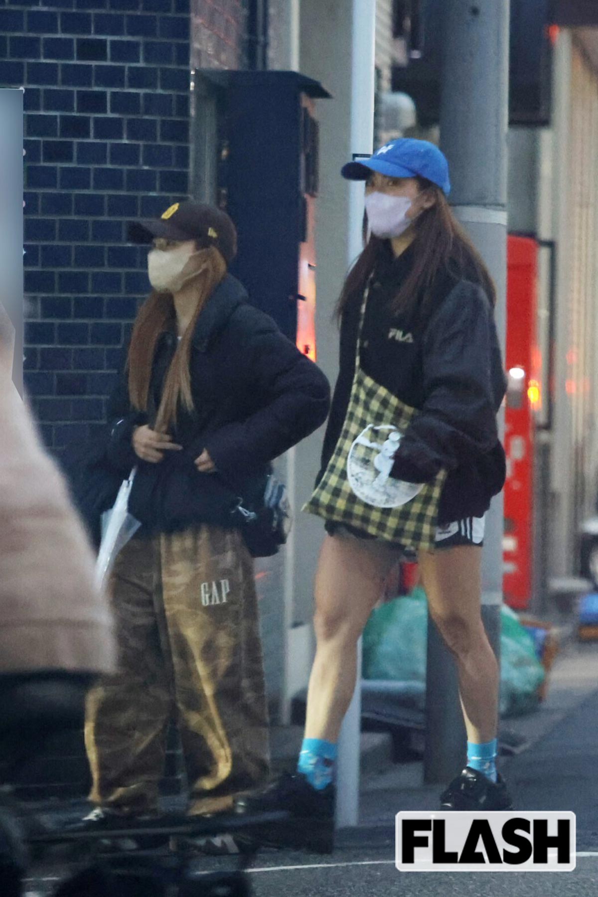 2025年11月、トレーニングを終えて帰宅するプロレスラーの葉月（左）とフワちゃん（写真・金谷千治）