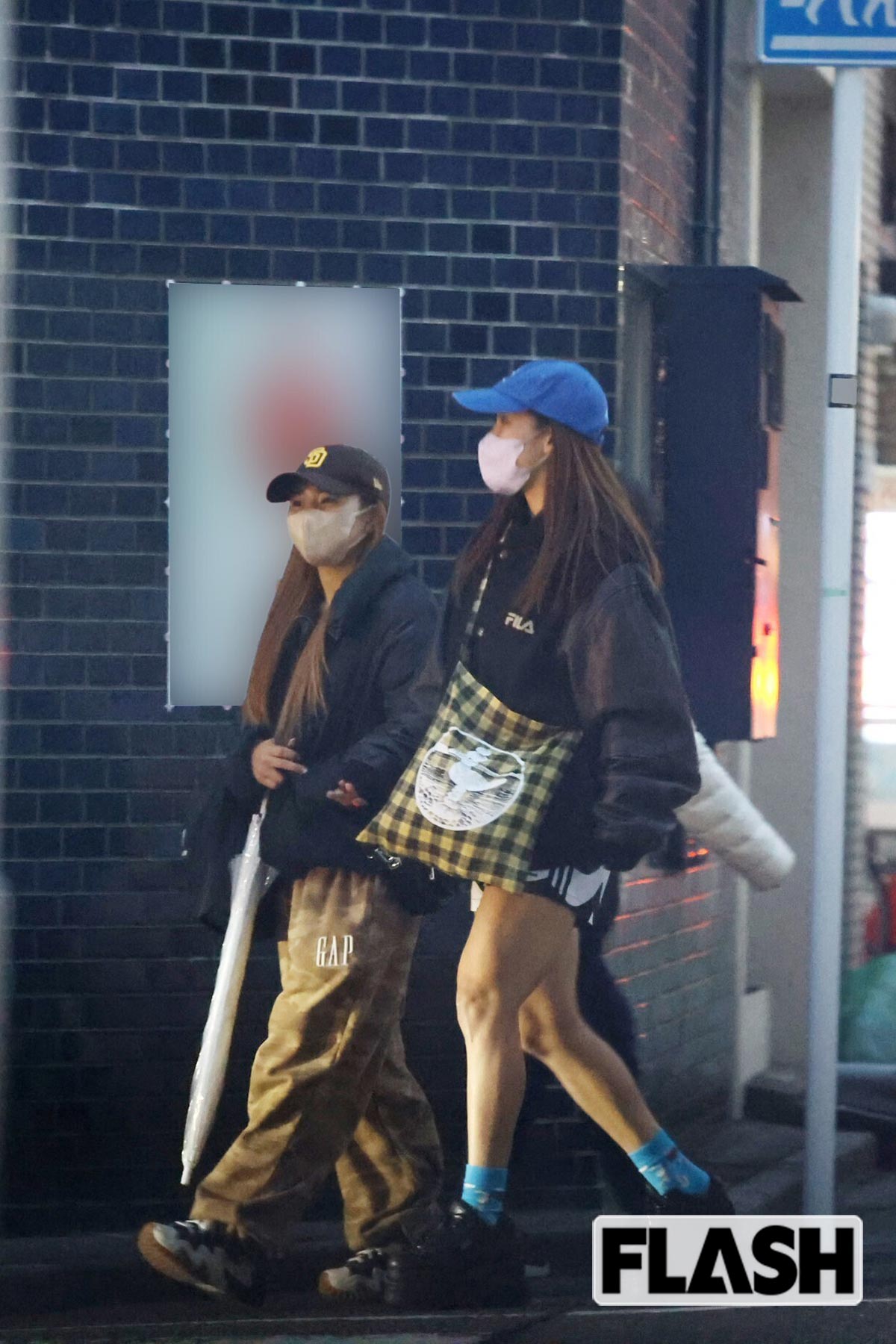 2025年11月、トレーニングを終えて帰宅するプロレスラーの葉月（左）とフワちゃん（写真・金谷千治）