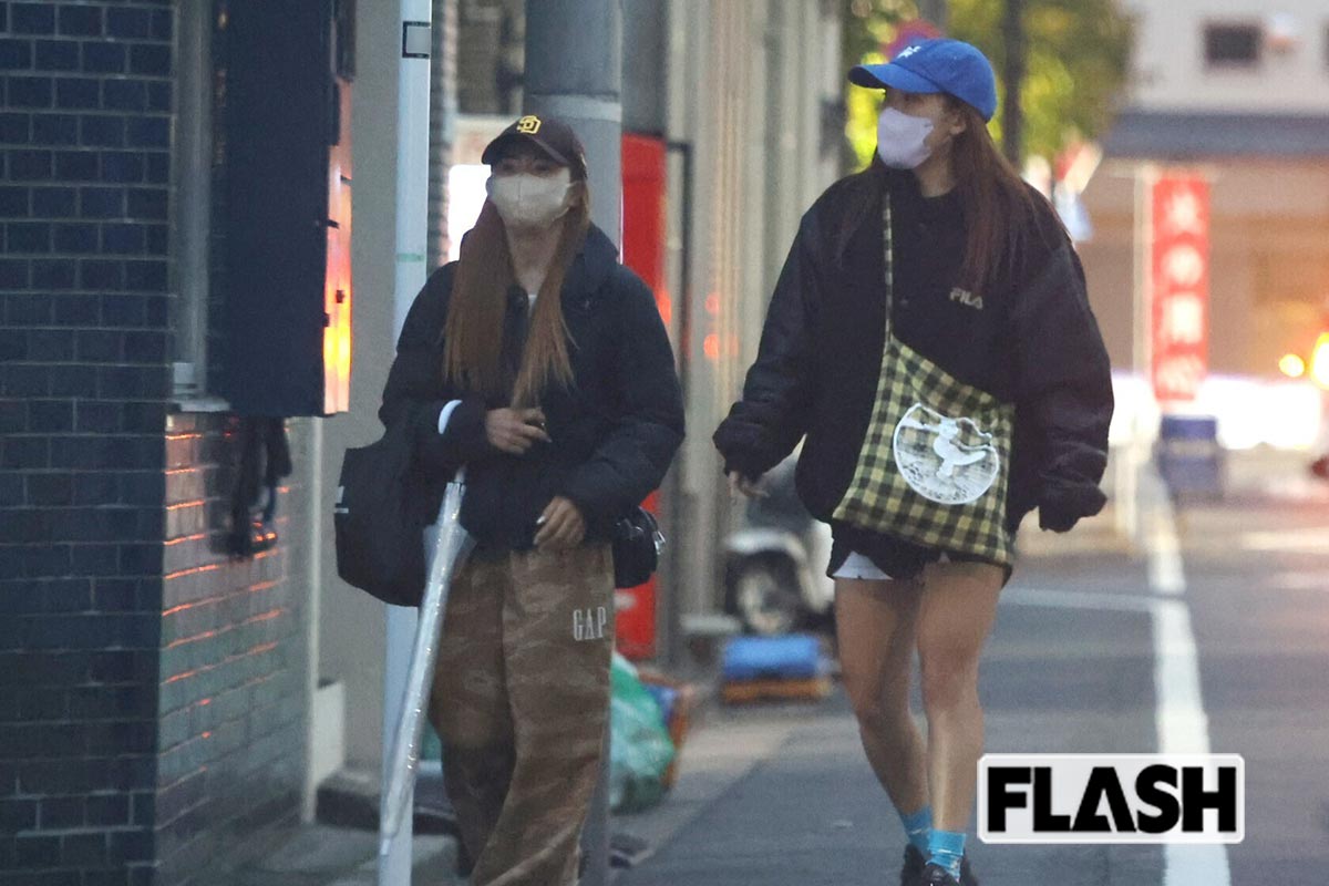 2025年11月、トレーニングを終えて帰宅するプロレスラーの葉月（左）とフワちゃん（写真・金谷千治）