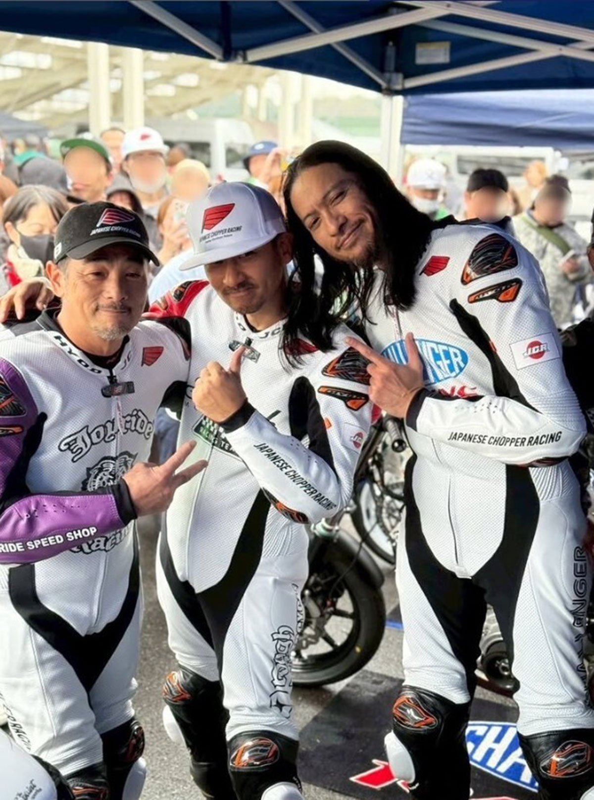 バイクのレーシングチームが1年のシーズンを終えたことを報告する長瀬智也（写真・本人のInstagramより）