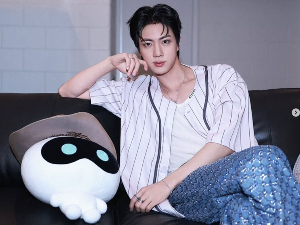 BTS・JINに無理やりキスした50代日本人女性が在宅起訴…SNSでは非難轟々、行きすぎた「推し活」に警鐘