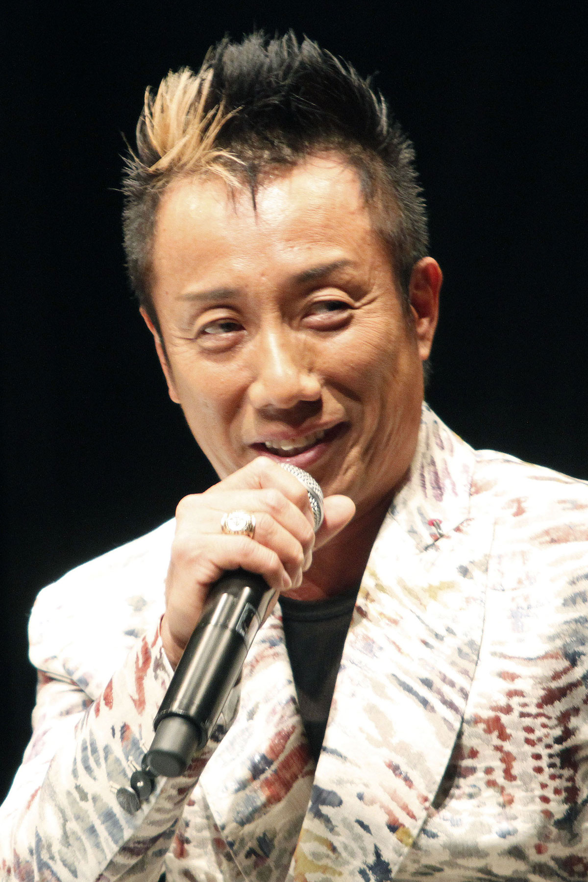 長渕剛、体調不良で中止翌日のライブに招待した意外な女性「日本が中国の植民地になったら、何が残るのか」“超強硬派”で話題に