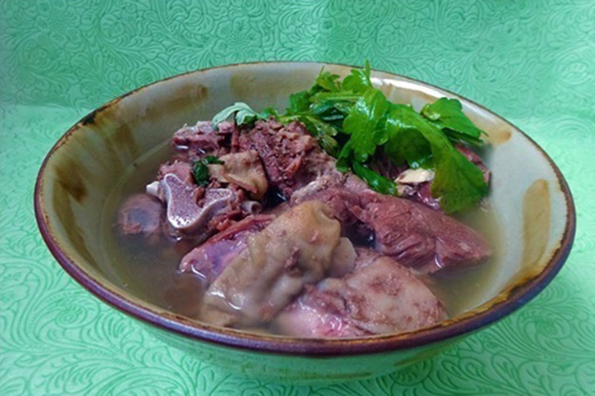 こやまが「ぞうきんを絞った汁の味」と評した沖縄のヤギ汁（写真・農林水産省のホームページより）