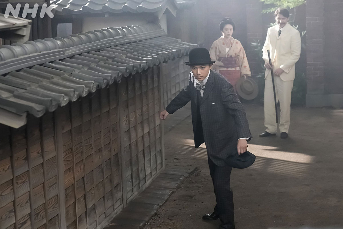 11月19日、NHK連続テレビ小説『ばけばけ』でスキップを披露した吉沢亮(朝ドラ「ばけばけ」公式 放送中のX「asadora_bk_nhk」より)