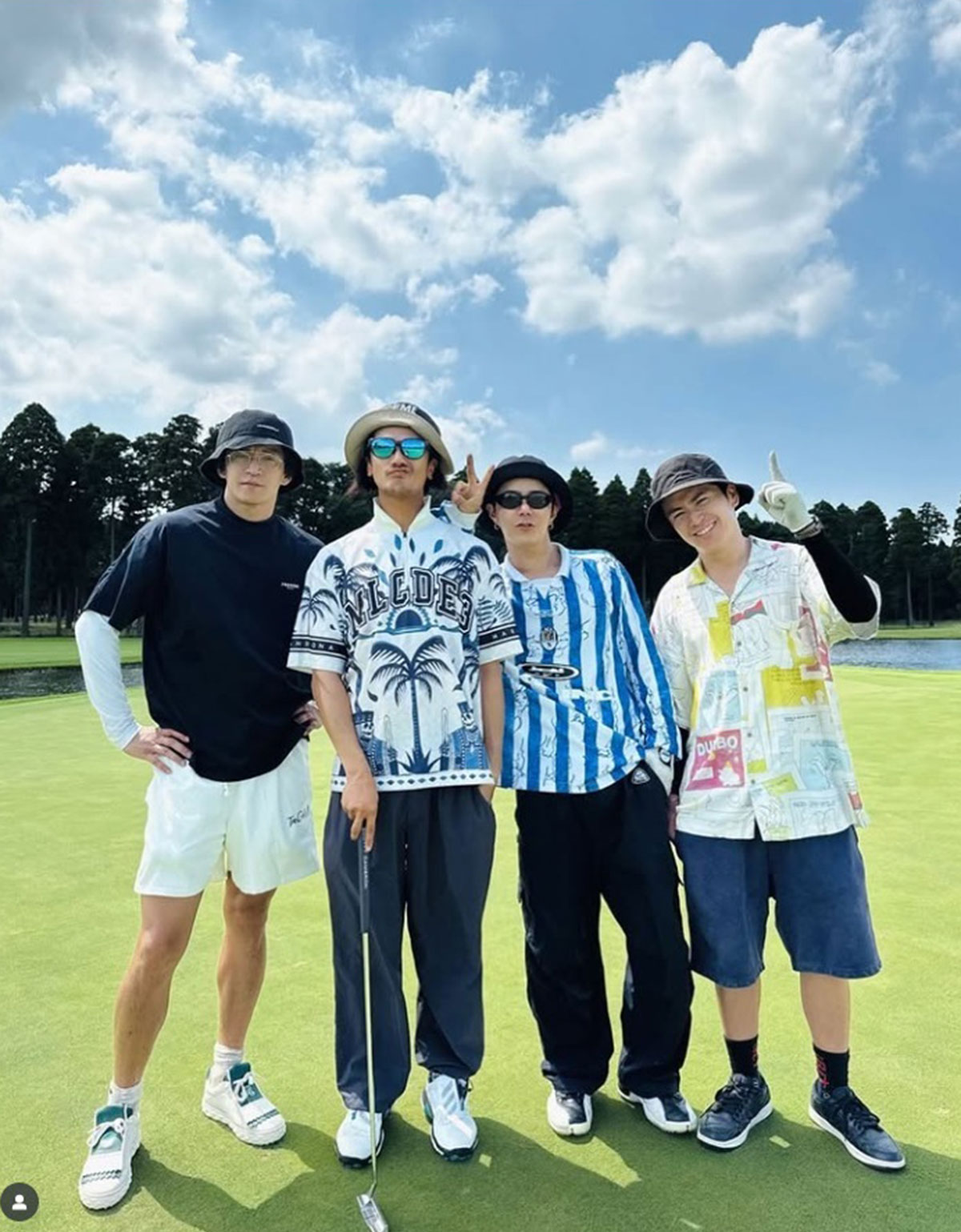 カリスマ美容師の高木琢也氏とともに赤西仁・小栗旬・藤森慎吾が集合した異例の集合写真（写真・本人Instagramより）