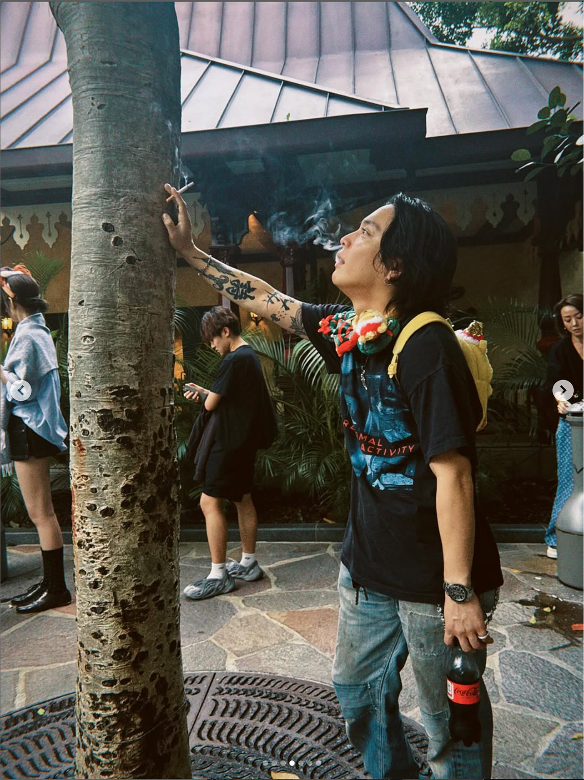 香港のディズニーランドでタバコを吸う優里。“ゴリゴリタトゥー”と可愛いキャラクターのギャップをファンは大絶賛した（写真・本人Instagramより）