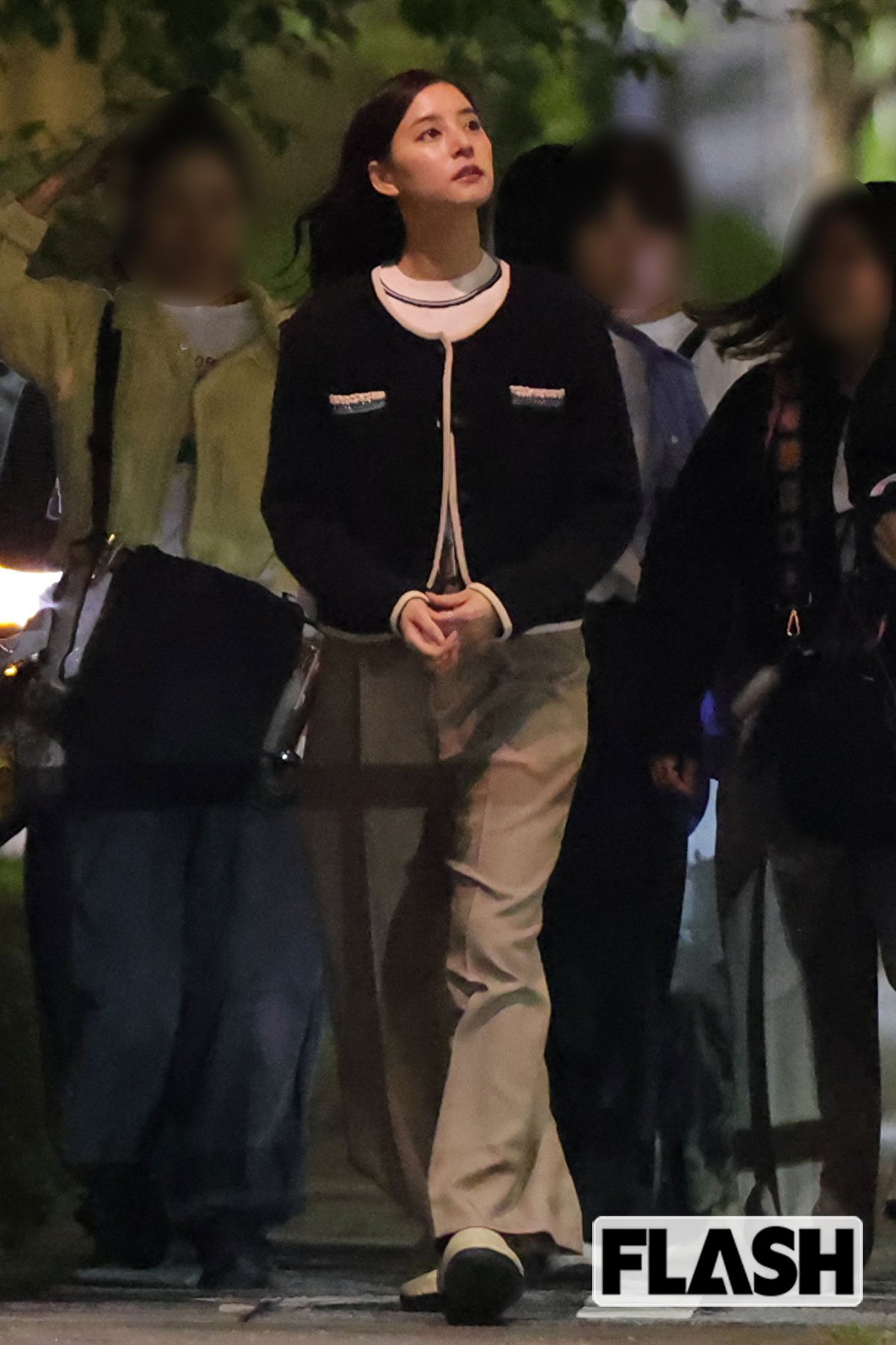 新木優子、抜群のスタイルで目立ちまくりのロケ姿！ 秋ドラマ『良いこと悪いこと』“考察要素” 満載で話題沸騰