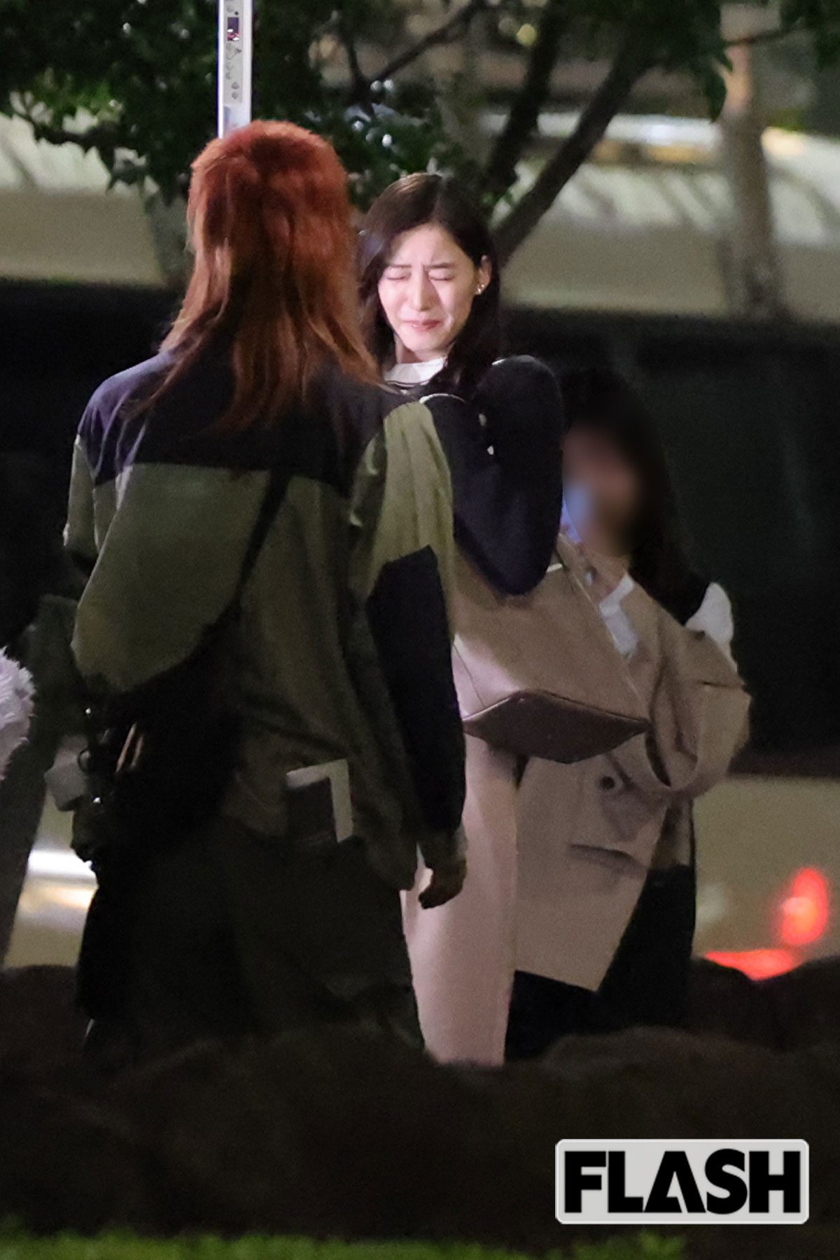 路上で『良いこと悪いこと』のロケをする新木優子