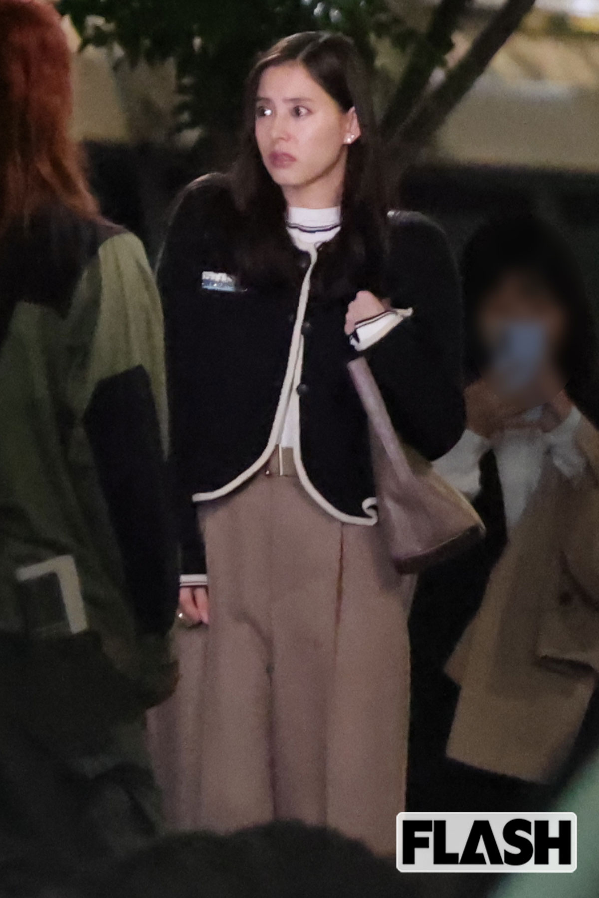 ぎょっとした表情をする新木優子