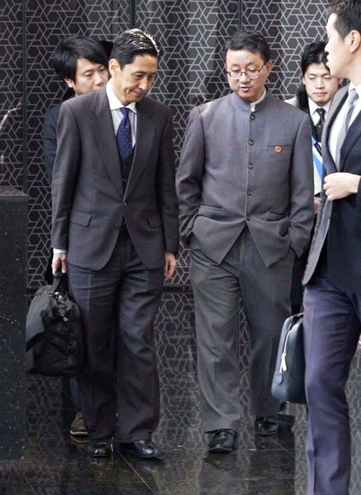 局長級の会議で訪中した金井正彰アジア大洋州局長に対し、ポケットに手を入れたまま応じる中国外務省の劉勁松アジア局長（写真・共同通信）