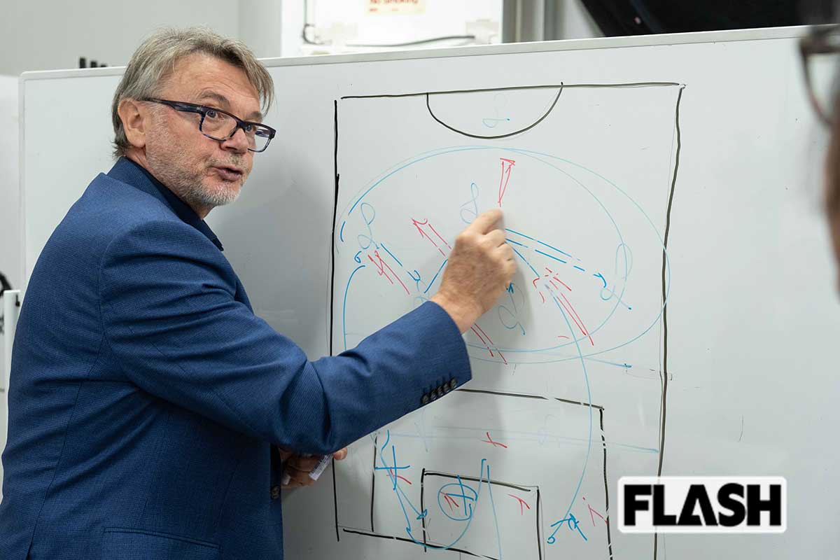 対談中、ホワイトボードを使いながら熱く戦術論を語るトルシエ氏（写真・福田ヨシツグ）