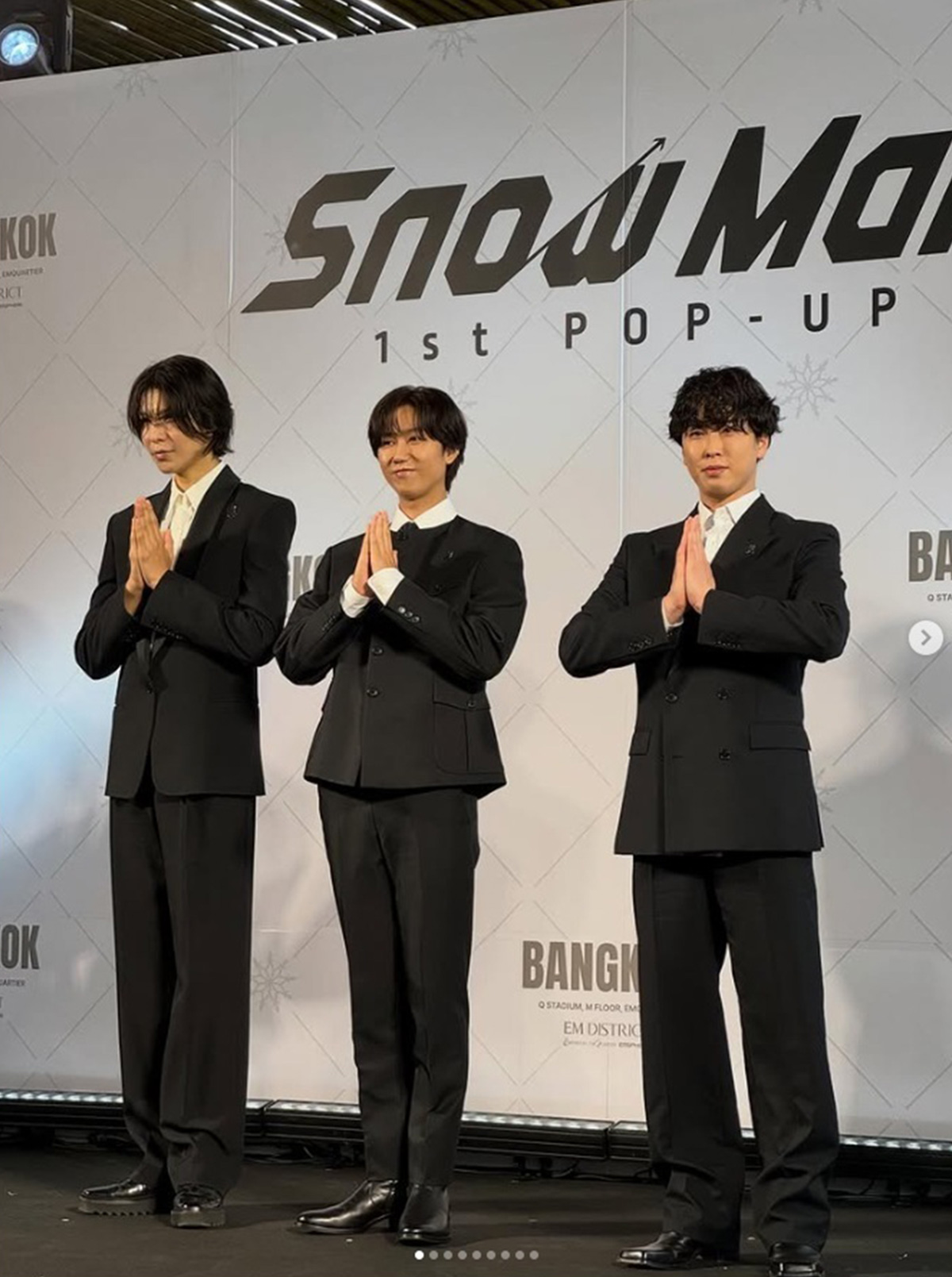 ブラックリボンを胸元につけたSnow Manの宮舘涼太、阿部亮平、ラウール（写真・現地でMCとして活躍するAki Yamaguchi氏のInstagramより）
