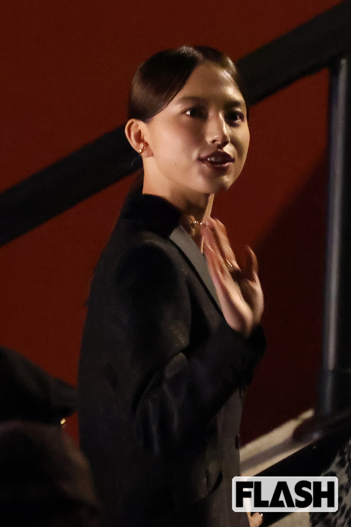 深めのVラインジャケットが美しい清原果耶