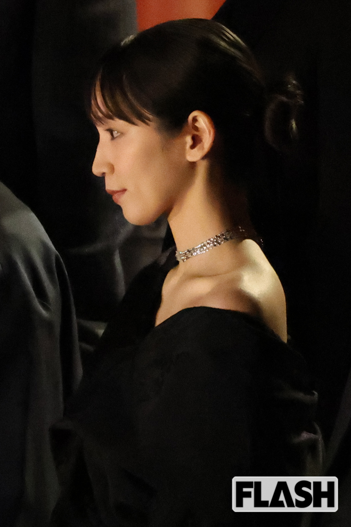 デコルテと背中が露わな吉岡里帆