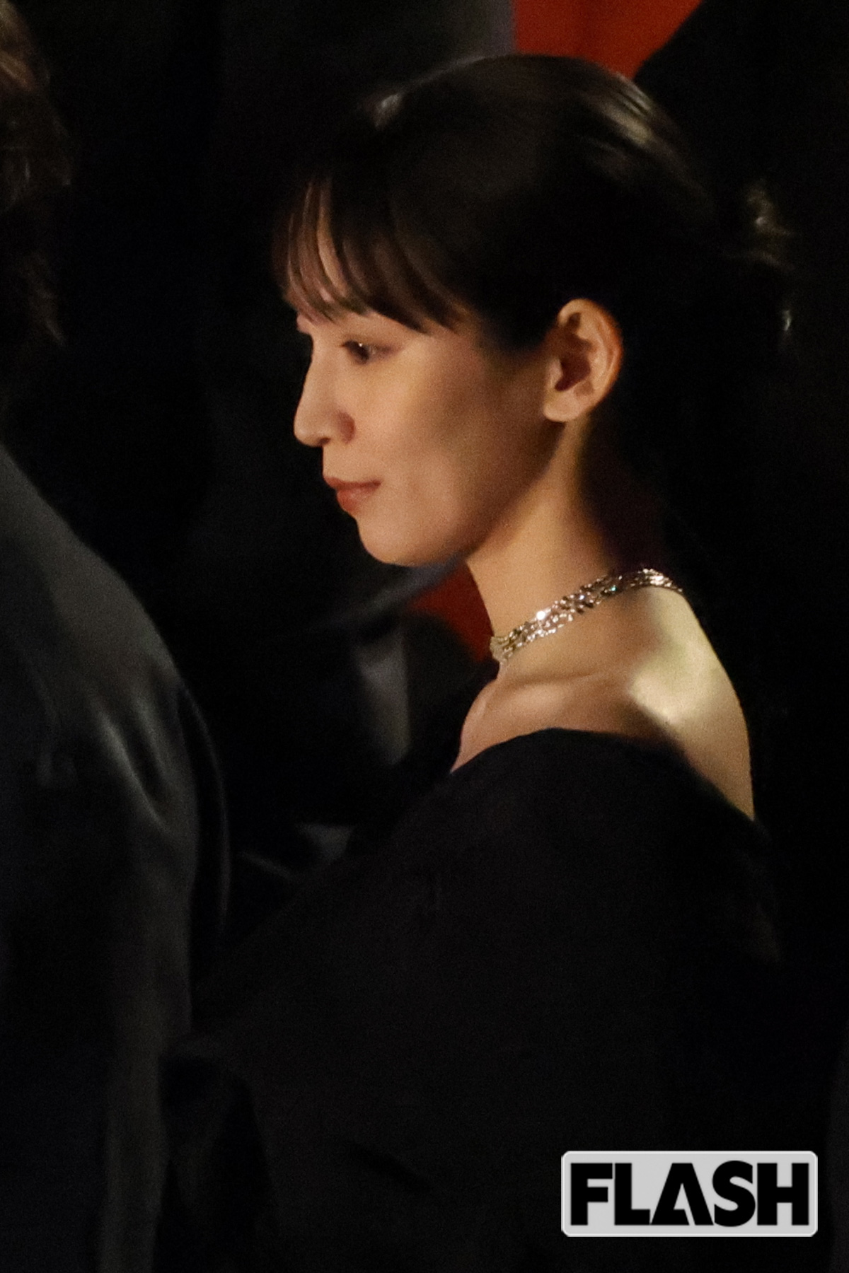 微笑む吉岡里帆