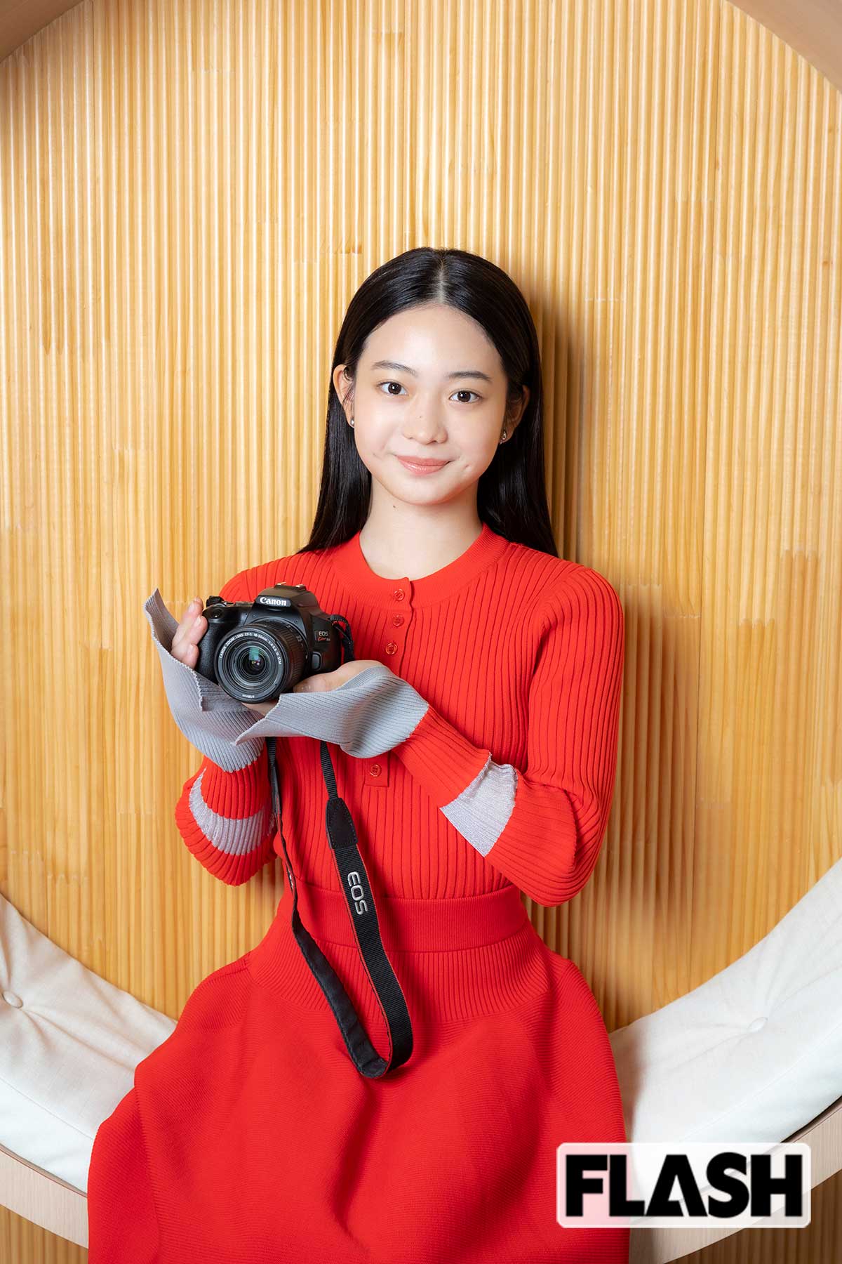 サンタさんからのプレゼントというキヤノンの一眼レフカメラ（写真・柏木ゆり）