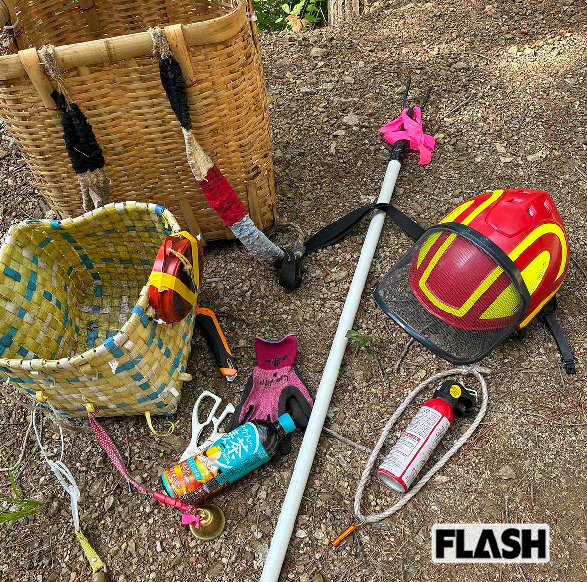 入山時の佐藤さんの通常装備。毎日のように山へ入るため、知人から「お前はいつかクマに襲われるぞ」と忠告されていたそうだ