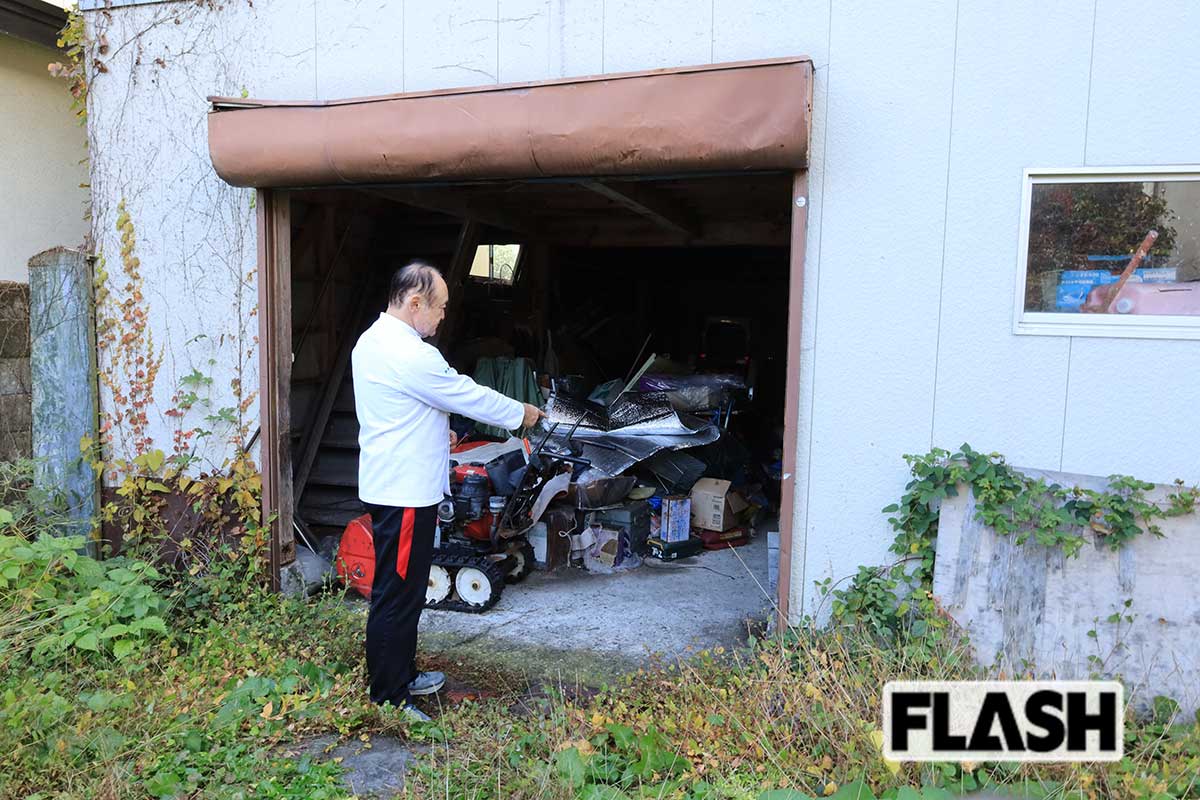 クマと遭遇した現場に立つ湊屋さん。シャッターを開けると、指差す先にいたクマと目が会った