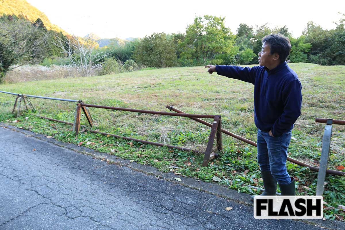 群馬県みなかみ町・高柳盛芳さん。事件の際、犬は離れた場所で茫然としていたという。最初に犬が、続いて女性が襲われた（高柳さん提供）