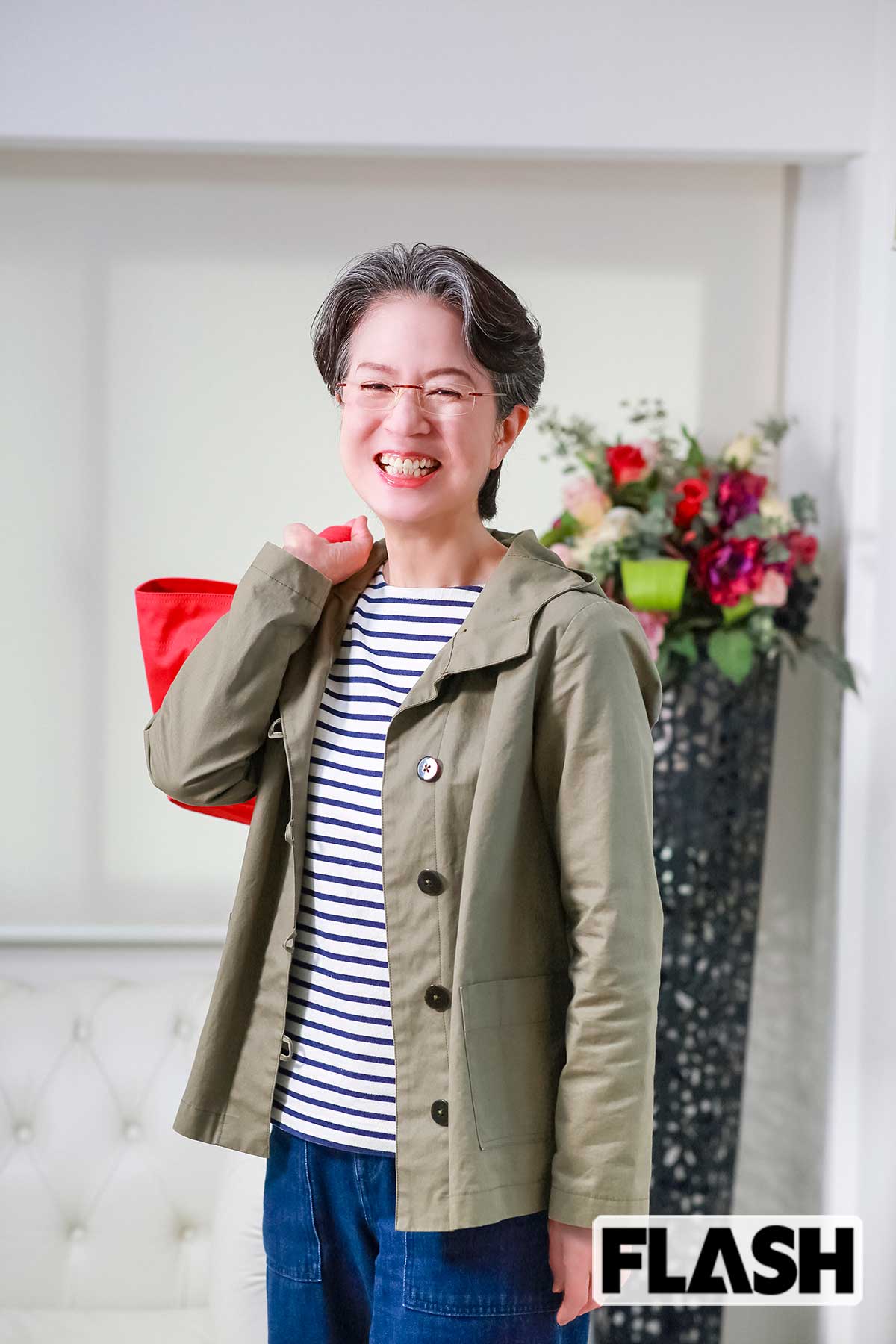 益田由美はフジテレビを2015年に定年退職。現在はナレーションなどで活躍している。手作りのバッグやボーダーシャツ、ジャケット姿で