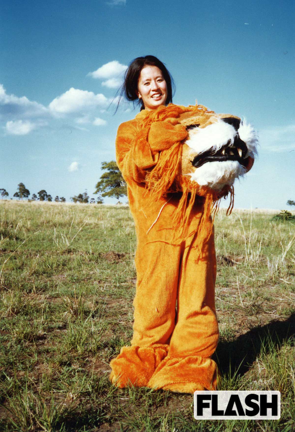 1983年、ジンバブエで。益田由美はライオンの着ぐるみでオープニングに登場