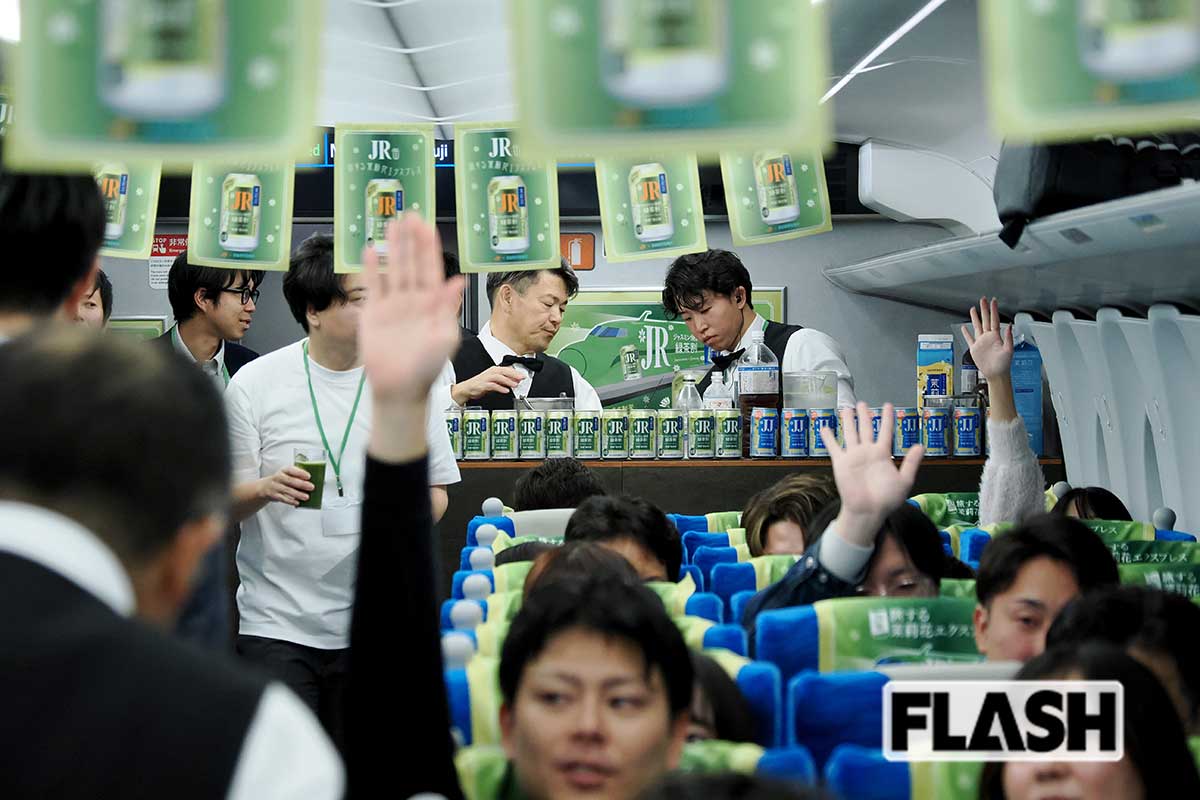 JR東海がサントリーとコラボした「JR缶　旅する茉莉花エクスプレス」。2025年10月25日に東京～新大阪で運行された（写真・梅基展央）